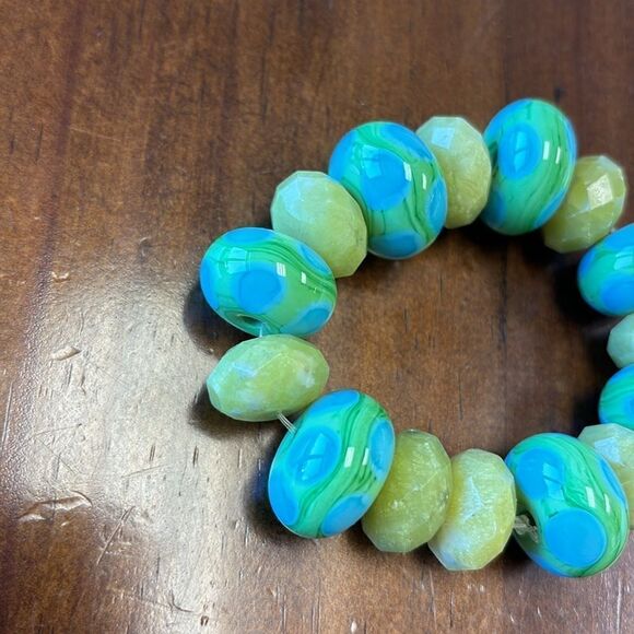 Beaded bracelet turquoise and green stretchy band - Picture 2 of 5